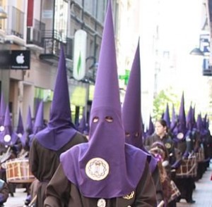 Nazarenos tocando el tambor, en la Semana Santa de Zaragoza